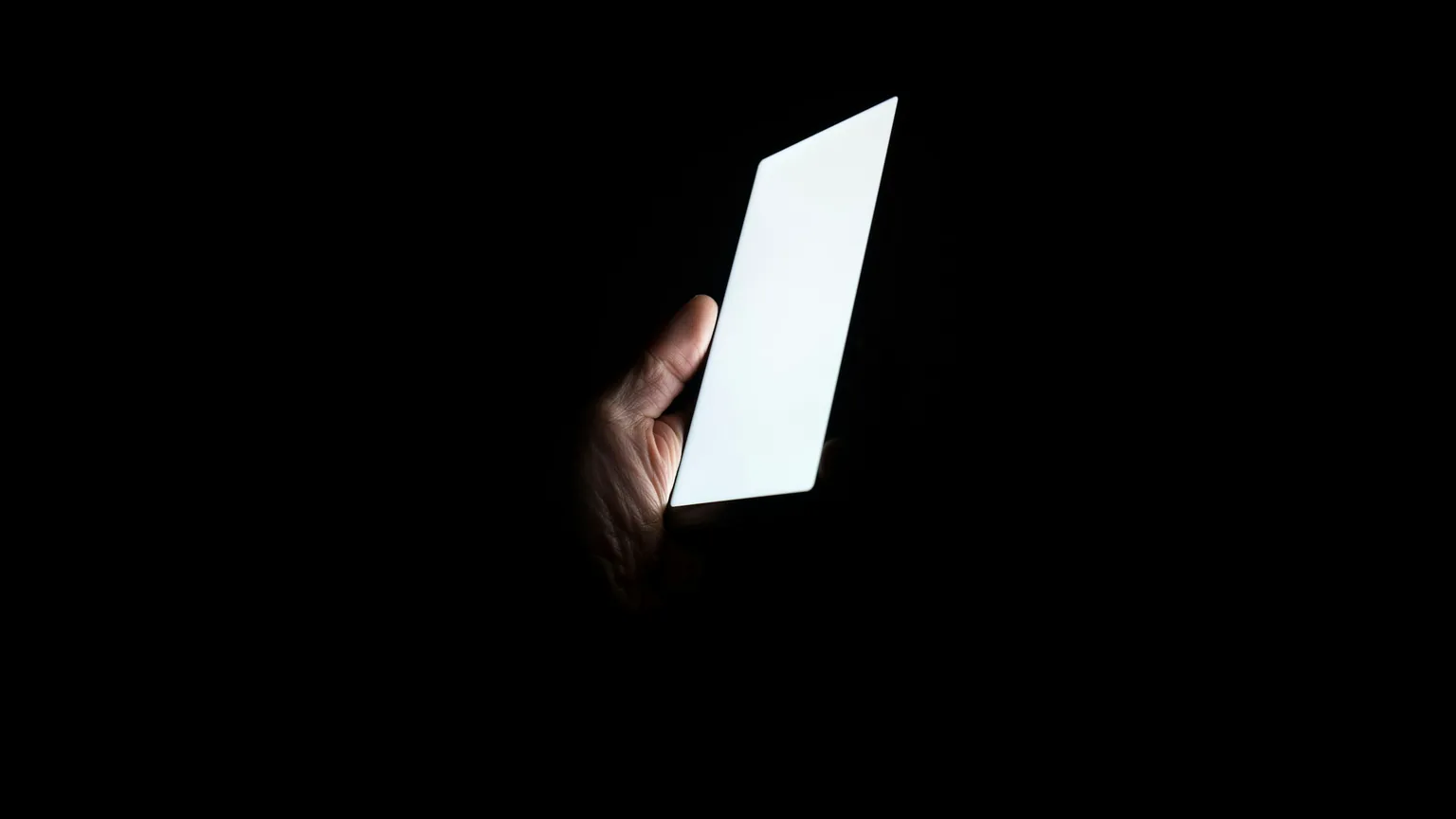Ergenlerde Online Bahis ve Kumar Karanlık odada parlayan telefon ekranı, ergenlerde gece saatlerine uzanan online bahis ve kumar riskini simgeliyor.